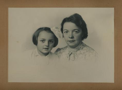 1942 ca. Mom+Bomi 1